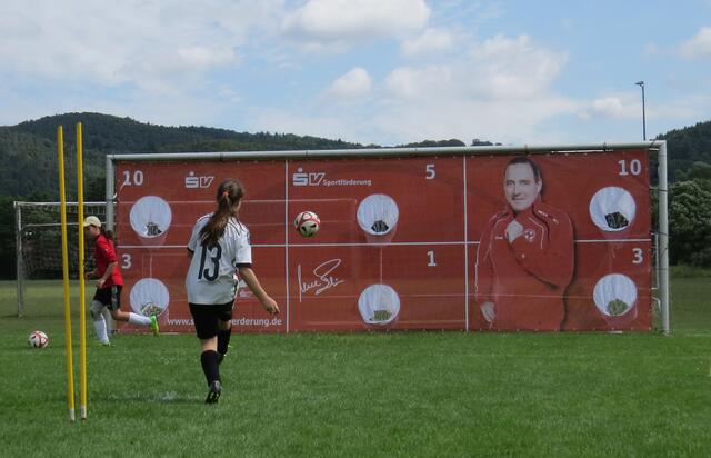 Jugend-Fußballschule mit Weltmeister Uwe Bein beim FSV Buchenau (Foto: Dersch)