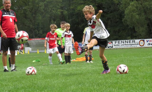 Jugend-Fußballschule mit Weltmeister Uwe Bein beim FSV Buchenau (Foto: Dersch)