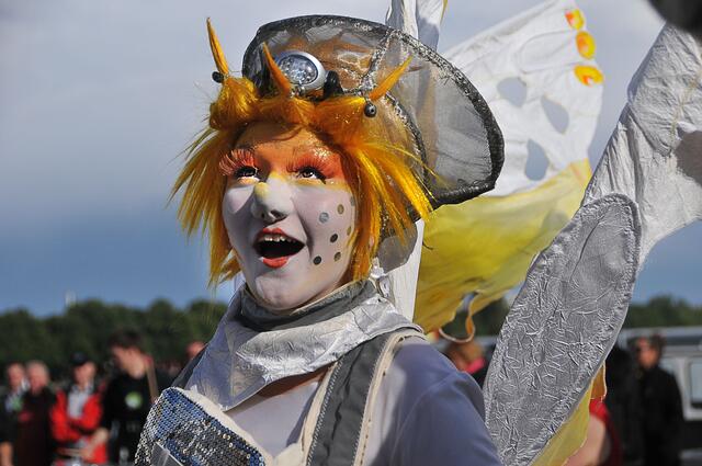 Festauftakt mit bunter, fröhlicher Parade.