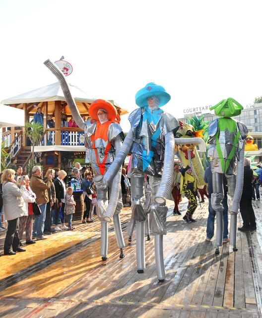 Festauftakt mit bunter, fröhlicher Parade.