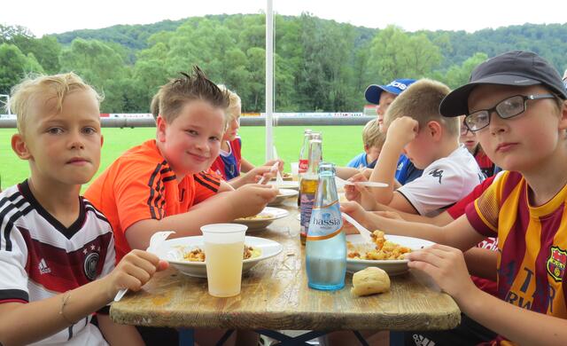 Jugend-Fußballschule mit Weltmeister Uwe Bein beim FSV Buchenau (Foto: Dersch)