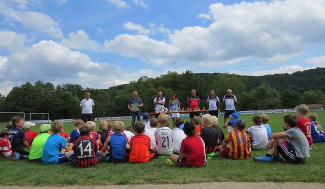 Jugend-Fußballschule mit Weltmeister Uwe Bein beim FSV Buchenau (Foto: Dersch)