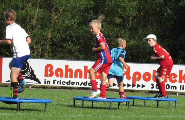 Jugend-Fußballschule mit Weltmeister Uwe Bein beim FSV Buchenau (Foto: Dersch)