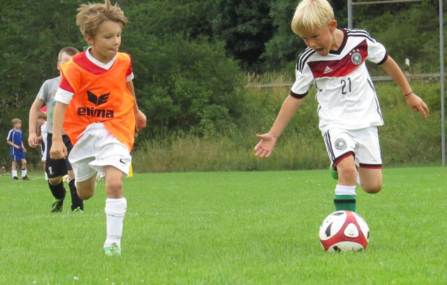 Jugend-Fußballschule mit Weltmeister Uwe Bein beim FSV Buchenau (Foto: Dersch)