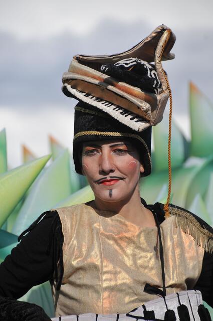 Festauftakt mit bunter, fröhlicher Parade.