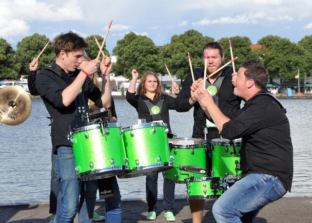 Festauftakt mit bunter, fröhlicher Parade.