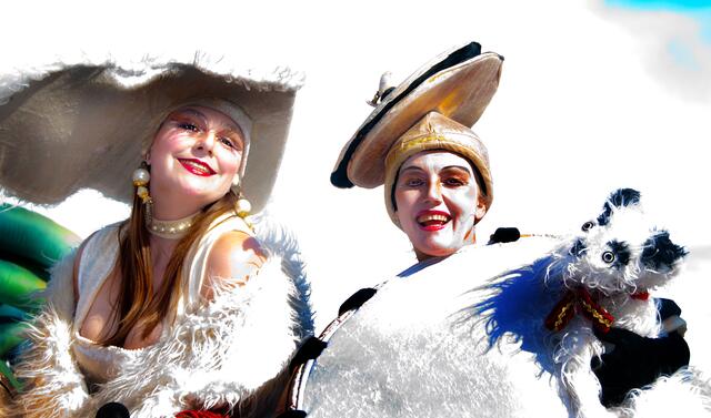 Festauftakt mit bunter, fröhlicher Parade.