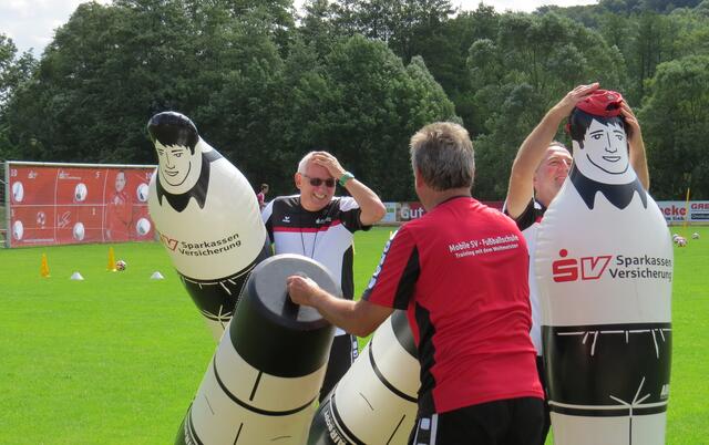 Jugend-Fußballschule mit Weltmeister Uwe Bein beim FSV Buchenau (Foto: Dersch)