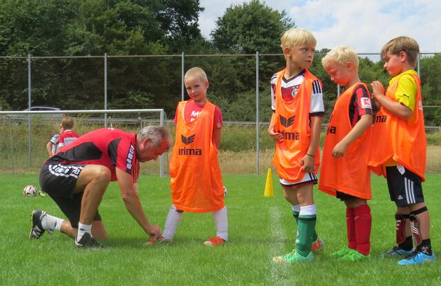 Jugend-Fußballschule mit Weltmeister Uwe Bein beim FSV Buchenau (Foto: Dersch)