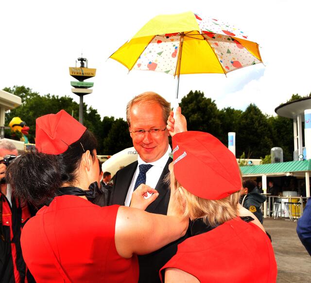 DHannover Oberbürgermeister gut beschirmt.