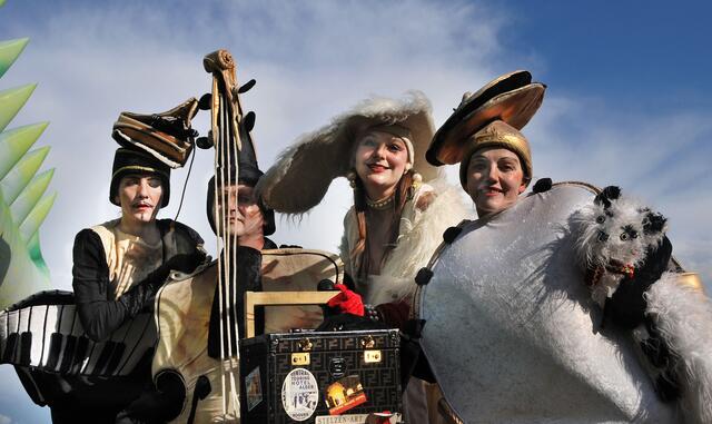 Festauftakt mit bunter, fröhlicher Parade.