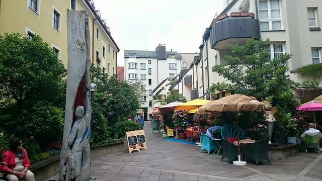 hier rechts waren mehrere dieser "Blumen-Lokale"