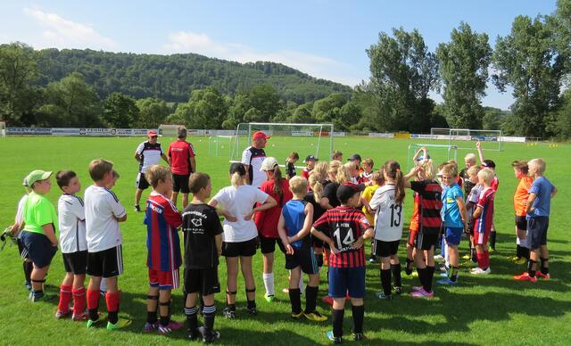 Jugend-Fußballschule mit Weltmeister Uwe Bein beim FSV Buchenau (Foto: Dersch)