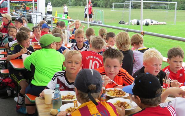 Jugend-Fußballschule mit Weltmeister Uwe Bein beim FSV Buchenau (Foto: Dersch)