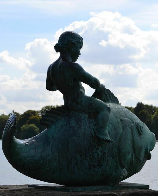 Putto auf Fisch am Maschsee (Foto: Katja Woidtke)