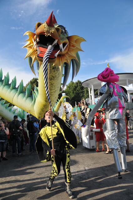 Festauftakt mit bunter, fröhlicher Parade.