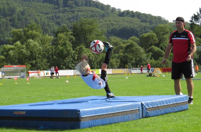 Jugend-Fußballschule mit Weltmeister Uwe Bein beim FSV Buchenau (Foto: Dersch)