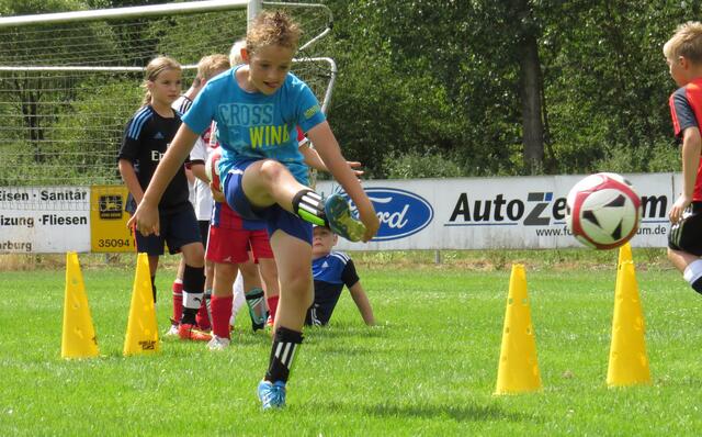Jugend-Fußballschule mit Weltmeister Uwe Bein beim FSV Buchenau (Foto: Dersch)