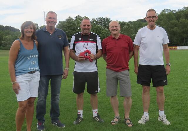 Das Organistationsteam der Jugend-Fußballschule mit Weltmeister Uwe Bein (Mitte) beim FSV Buchenau, links das Ehepaar Lühs und v. r. Jörg Saffrich und Franz Kern (Foto: Dersch)