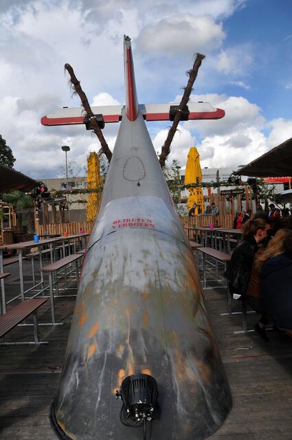 Das Heck eines Flugzeuges schmückt passen die Festmeile.