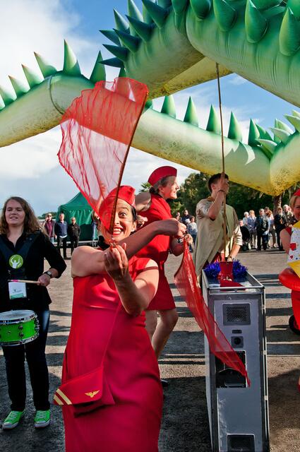 Festauftakt mit bunter, fröhlicher Parade.