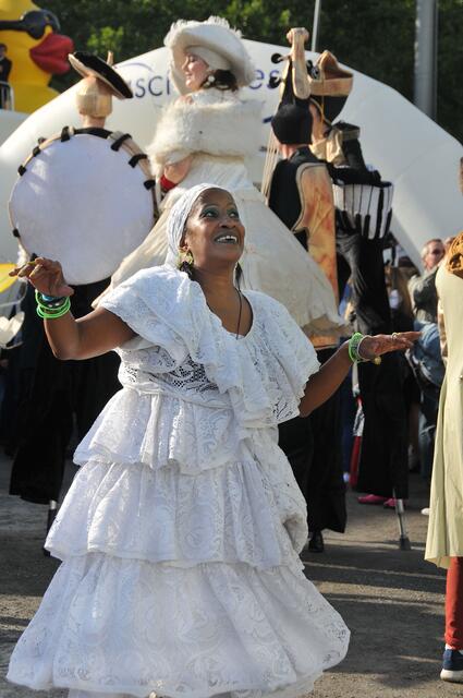 Festauftakt mit bunter, fröhlicher Parade.