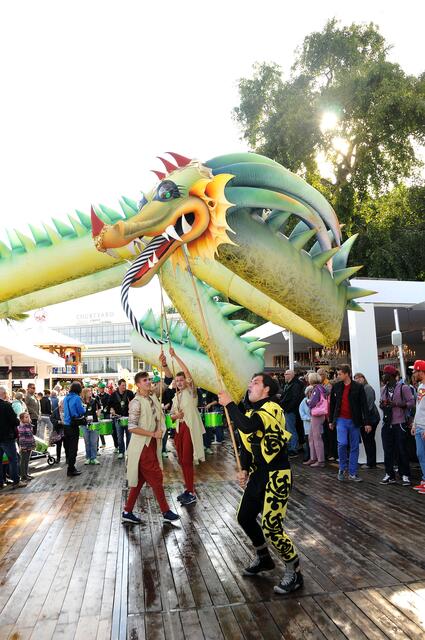 Festauftakt mit bunter, fröhlicher Parade.