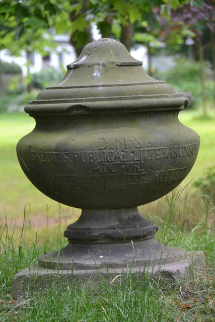 Gedenkurne im Hinüberschen Garten, die dem Premierminister Gerlach Adolph Freiherr zu Münchhausen gewidmet ist (Foto: Katja Woidtke)