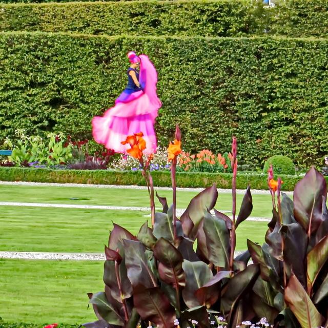 Bunte Feen wehen schemenhaft durch den Park, zurück in ihr Zauberland.