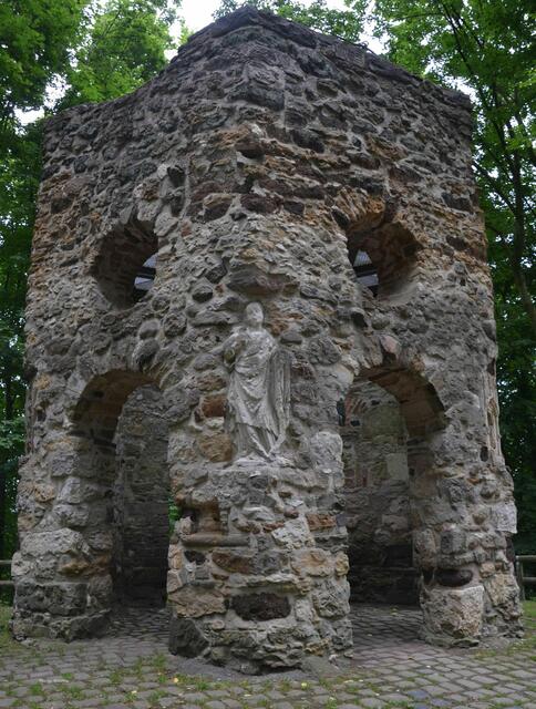 Der Hexenturm ist einer der Blickpunkte im Hinüberschen Garten (Foto: Katja Woidtke)