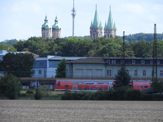 Standort: Saaleradweg zwischen Roßbach und Blütengrund. Im Vordergrund der Naumburger Bahnhof. ...