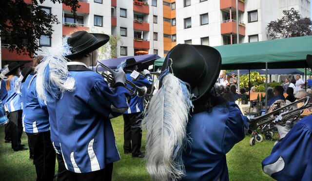 Das "Freie Fanfarenkorps Alt-Laatzen" spielte beim Sommerfest auf.