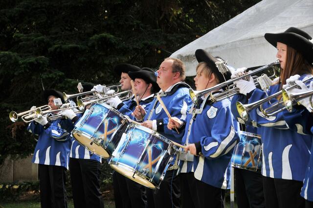 Das "Freie Fanfarenkorps Alt-Laatzen" spielte beim Sommerfest auf.