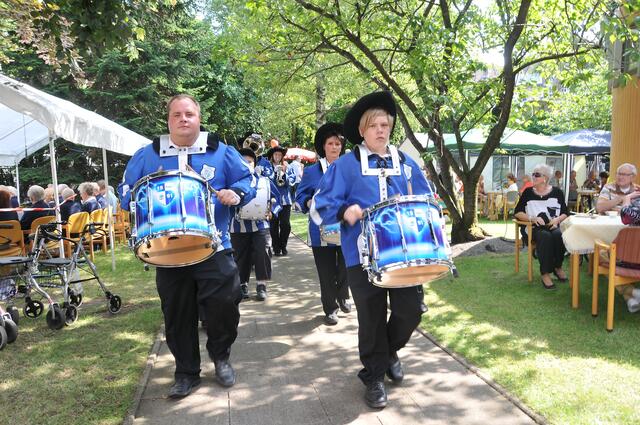 Das "Freie Fanfarenkorps Alt-Laatzen" spielte beim Sommerfest auf.