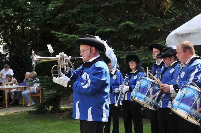 Das "Freie Fanfarenkorps Alt-Laatzen" spielte beim Sommerfest auf.