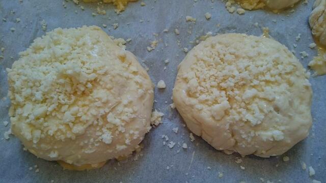 mit - Eigelb und Milch vermischt - bestreichen und mit Käse bestreuen