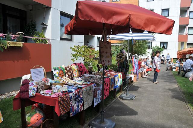 Nebenbei stöbern: an einigen Basarständen konnten die Besucher auf Schnäppchenjagd gehen.