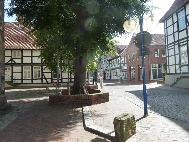 Schöner Platz vor der Kirche.