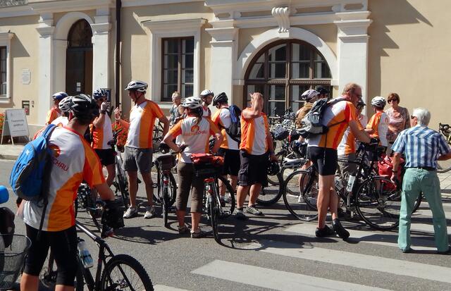 Einige der 1200 Radler vor dem Rathaus
