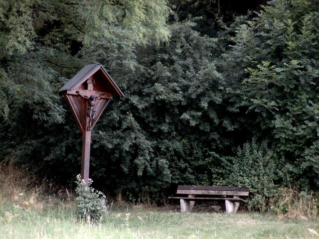 Ein christliches Symbol aus der Jetzt-Zeit: Das Feldkreuz an der Streuobstwiese