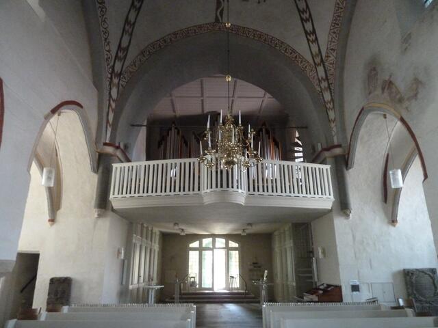 Ein Blick auf Lüster und Orgel.