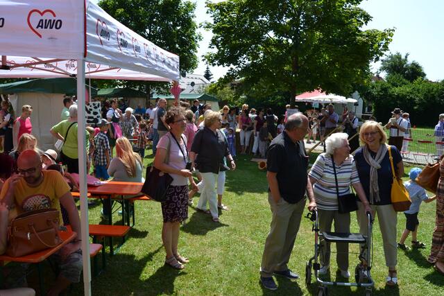 Zahlreiche und gut aufgelegte Besucher beim Hüttenfest der AWO Familie.