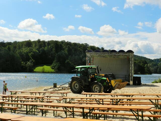 Vorbereitungen, der Sand wird glatt gemacht.