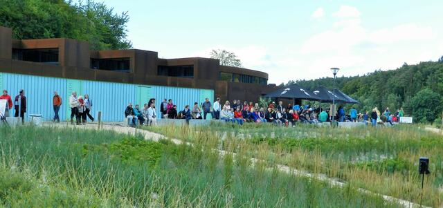 Zuschauer vorm Strandbad.