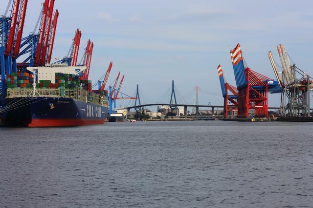 Hafen Waltershof. Im Hintergrund die Köhlbrandbrücke. Am Ende des Hafenbeckens verläuft die Autobahn A7 Richtung Elbtunnel.