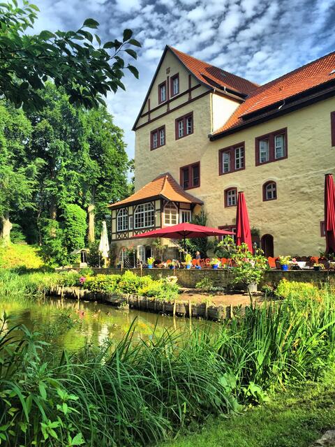 Die Terrasse direkt am Wasser lädt zum Verweilen ein.