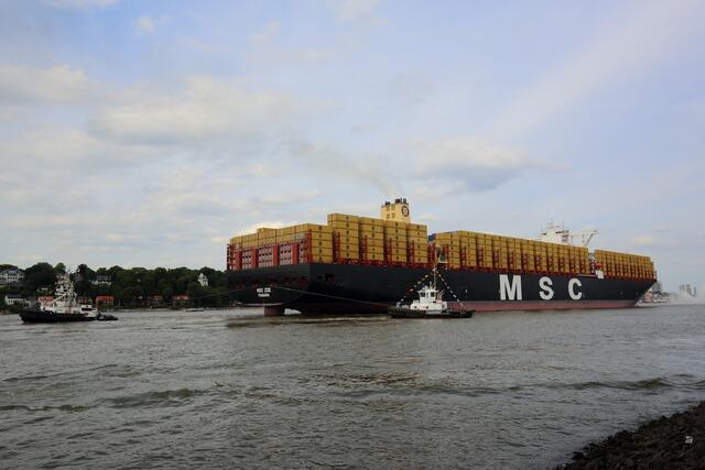 Die Elbe ist nun komplett gesperrt und die Schlepper beginnen das Schiff zu drehen.