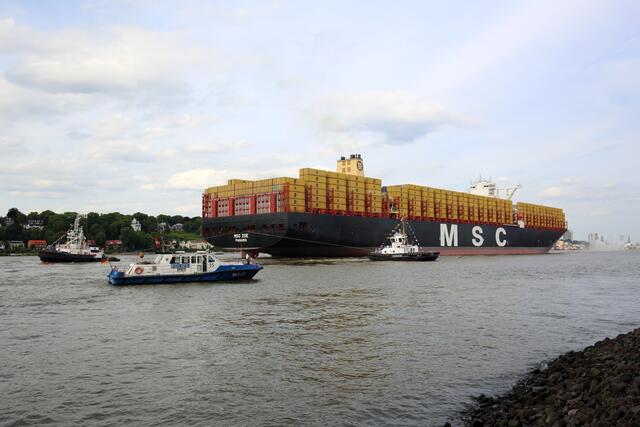Vorsichtshalber noch das Polizeiboot davor, man kann ja nie wissen. Auch auf dem Wasser gibt es Rüpel.