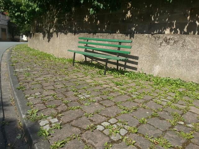 Sitzbank vor der Kirche im Grünen