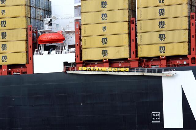Rettungsboot und Fallreep.